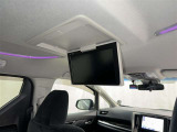 後席用大画面モニターですね。 ドライブをしていて一番退屈な時が渋滞の待ち時間ですよね。 これがあれば後ろでも快適な大きさで見れて退屈な渋滞でも快適に過ごせますよ。