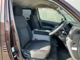 運転席は視認性や操作性を重視したつくりで、どなたでも扱いやすく快適にお乗りいただけます。清掃を行い、安心してご覧いただける状態で展示しております。