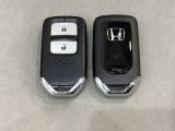 スマートキーを装備しています。鍵を差し込むことなくドアロックの開け閉めと、スタートボタン操作でのエンジンスタートができます。スペアキーも同じものを用意しております。