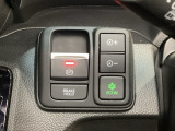 セレクトレバーの右に電子制御パーキングブレーキがあります。スイッチひとつで、停車した地点の傾斜などをシステムが検知・判断してブレーキ力を自動的に最適制御し、しっかり停車できるパーキングシステムです。