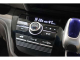 フルオートエアコンが装備されています!お好みの温度設定をするだけでエアコンの風量やモードの切り替えを自動でコントロールしてくれます!ユーザーの操作が少なく燃費走行にもつながります!
