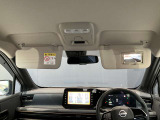 運転席のサンバイザーにはバニティーミラーも付いています。身だしなみチェックには欠かせません。