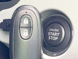 【キーレススタートシステム】カバンやポケットに入れたままでもドアの施錠・解錠が可能なスマートキーを装備。エンジンのオン・オフ時もカギを取り出す必要が無いからとっても便利です♪