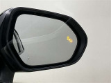ウインカーミラーにはBSM(ブラインドスポットモニター)を搭載。隣を走る車両が死角に入るとLEDインジケーターを点灯。また、ウィンカーを出すとインジケーターも光って点滅!注意を促してくれます。