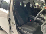運転席、助手席です。座面も広くゆったりと座れてアームレストも付いているので重宝します。