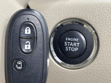 【キーレススタートシステム】カバンやポケットに入れたままでもドアの施錠・解錠が可能なスマートキーを装備。エンジンのオン・オフ時もカギを取り出す必要が無いからとっても便利です♪