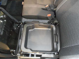 【助手席シートアンダーボックス】座面下にも収納スペースがあります。持ち運び可能で意外と便利な収納スペースです!