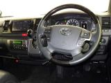 運転席まわりです。 各操作スイッチは使いやすい位置に配置されてます。