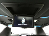12.1インチ画面の後席モニターで後部座席乗車のご家族、ご友人と映画鑑賞などいかがですか?