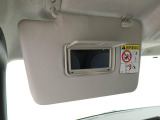 運転席、助手席のサンバイザーの裏にはバニティミラーが装備、身だしなみに役立ちます。