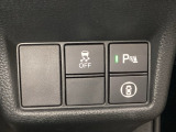 Hondaセンシング用の、VSA(ABS+TCS+横滑り抑制)解除と路外逸脱抑制機能のオンオフスイッチなどはハンドルの右側に装備しています。