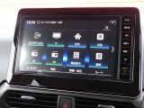 ナビゲーション+AV 2画面表示(デュアルウィンドウ)、地デジTV、FM/AM、microSDカード(音楽/動画ファイル再生)、Bluetooth Audio、ハンズフリーフォン、スマホ連携、音声認識対応の純正9インチ大型ナビです。
