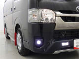 フォグランプ装着車です。暗い夜道の車両前方を明るく照らします