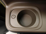 ホットドリンクをちょうどいい温度でキープしてくれる保温機能付きのホッとカップホルダー(前席)。ほっこり快適にドライブをサポート。