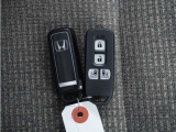 ◆スマートキー◆カギをバッグやポケットに入れたままでもドアロックの開閉ができる『スマートキー』付き!雨天や暗くなってもカギを取り出す必要がなくドアの開錠&エンジンも始動できます