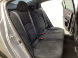 リアシートは足元も広く、長距離運転になってもゆったりとできるようにアームレストがついてます。