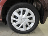 タイヤはスチールホイールで純正のホイールカバーを装備しています。