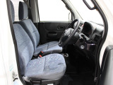 操作性に優れた運転席となります!小物入れや各ボタンの配置にこだわり、使いやすいです!座り心地もよく視認性も良好なのでロングドライブもお任せ下さい!