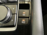 【サイドブレーキ・AUTOHOLD】停車中にブレーキペダルから足を放しても、ブレーキを自動的に制御して、車両の停車状態を保持する機能です。信号待ちなどの停車時に運転者の負担を軽減します。
