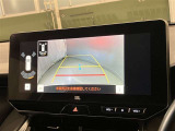 車庫入れなど後進運転時に死角をモニターで確認ができて安全です♪ ステアリング操作の参考になるガイド線も表示しますので車庫入れがニガテな方も安心ですネ!