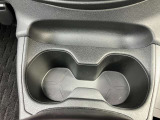 前席にはドリンクホルダーと小物入れがあります。