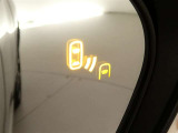 隣車線を走る車両をレーダーで検知し、ドアミラーでは確認しにくい後側方エリアに存在する車両に加え、急接近してくる車両も検知します。車両を検知するとドアミラーに搭載されたLEDインジケーターが点灯します。