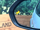 【ブラインドスポットモニター】走行中、ドアミラーの死角になりやすい箇所に後続車が接近するとサイドミラーのレンズに警告を表示!ドライバーに注意喚起をしてくれます。