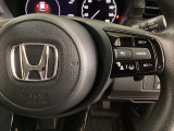 ハンドルにHondaセンシング系のクルーズコントロールやレーンキープアシストなどの操作スイッチが装備されています。ハンドルから手を離さず安全に操作できます。