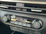 オートエアコン付きなので運転手の方と助手席の方が快適な温度設定が可能です。