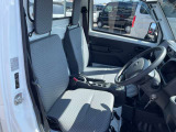 運転席は視認性や操作性を重視したつくりで、どなたでも扱いやすく快適にお乗りいただけます。清掃を行い、安心してご覧いただける状態で展示しております。