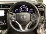 ハンドルにHondaセンシング系のクルーズコントロールやレーンキープアシストなどのスイッチと、オーディオの操作スイッチが装備されています。ハンドルから手を離さず安全に操作できます。
