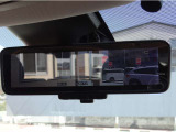 スマートルームミラーです。多人数乗車時やお荷物の多い時でも カメラで後部を映し出します。
