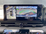 上からまる見え!アラウンドビューモニターの画像です。純正ナビに映してあります。お車を真上から見たような映像をミラーやナビ画面に映し出す事によって、車両の周囲を確認し、駐車時や発進時の運転をサポート。