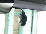 この車にはリアにもドライブレコーダーを装備しております◆映像・音声などを記録する自動車用の装置です。 もしもの事故の際の記録はもちろん、旅行の際の思い出としてドライブの映像を楽しむことができます。