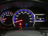 各操作スイッチは使いやすい位置に配置され、とっても見やすいメーターです。夜間時はラグジュアリーな気分にさせてくれる照明が魅力ですので、夜のドライブも楽しみになりますよ♪