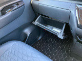 助手席下側には1つの収納があり使い勝手も良好です!