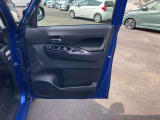 乗り降りで多く使用する運転席席ドアですが、目立った傷や汚れもなく綺麗です!