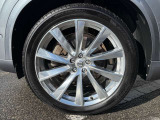 21インチ純正ボルボ 9 x 21インチ 10スポークタービン ポリッシュシルバー Excellence標準アルミホイール 275/40R21サイズのミシュランを装着 2024年製のタイヤは溝も十分残っているので安心です。