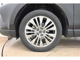純正なので車に似合うデザインになっていますね。スタッドレスタイヤもご相談下さい。