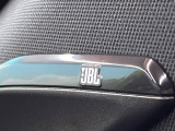 【JBLサウンドシステム】高品位サウンドシステムを搭載。専用のチューニングが施された大小様々なスピーカーから良質なサウンドが奏でられ、臨場感あふれる音響空間を演出します。