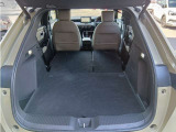 セカンドシートを倒せばさらに荷室が広がります。