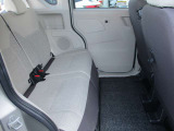 リアシートです!汚れや破れも無く良好です♪後部座席は大人の人でも足元ゆったりしております♪