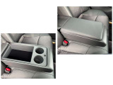 後席では、アームレストがお使い頂けます!蓋を開けると、収納やドリンクホルダーが設置されていますので、お出かけの際も便利ですよ!