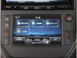 エアコンの設定や車両設定等もタッチパネルで操作が可能です!エアコンの温度設定やデフォッガーは物理ボタンで操作が可能です!