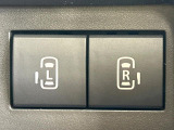 【両側パワースライドドア】スマートキーや運転席のスイッチで後席両側スライドドアの開閉が可能♪電動だから力を入れてドアを開ける必要が無く、小さなお子様でも簡単に開け閉めでき快適です♪