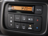 フルオートエアコンが装備されています!お好みの温度設定をするだけでエアコンの風量やモードの切り替えを自動でコントロールしてくれます!ユーザーの操作が少なく燃費走行にもつながります!