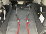 電動ウィンチと下部のフックは車イス乗車後に固定する装置になります。