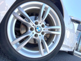 ●純正18インチアルミホイール:輸入車ならではの卓越した走りを支えるホイールと足回りです!日本車の走りに慣れている方にもぜひ体感して頂きたいほど、高いレベルでまとまっています!