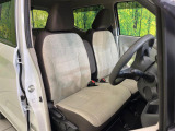 運転席まわりには十分なスペースがあり、大柄な方でもゆったり運転していただける環境です。