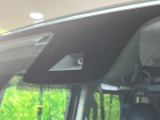 【三菱e-Assist】走行中に前方の車両等を認識し、衝突しそうな時は警報とブレーキで衝突回避と被害軽減をアシスト。より安全にドライブをお楽しみいただけます。